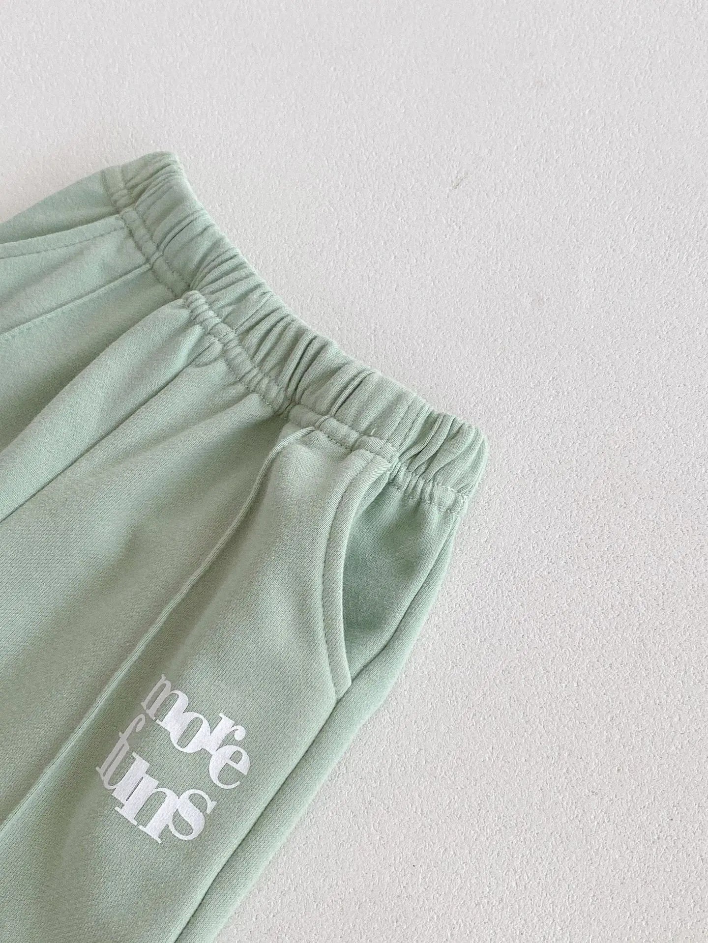 長袖セットアップ ベビーキッズセットアップ 2点セット レターロゴプリント長袖スウェットシャツ+ロングピンタックスウェットパンツ グレーグリーン