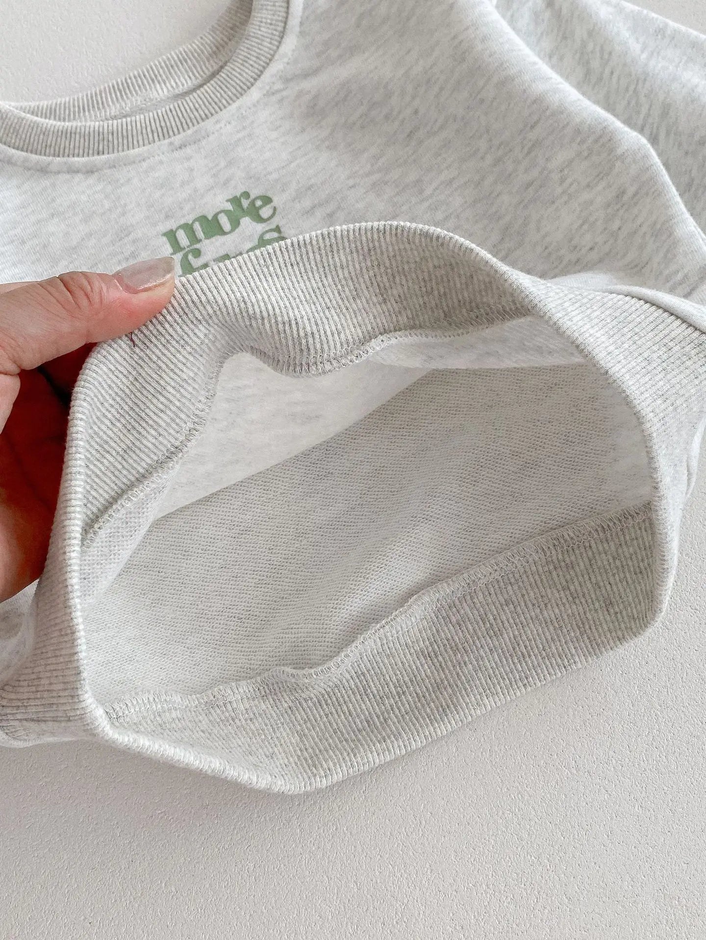 長袖セットアップ ベビーキッズセットアップ 2点セット レターロゴプリント長袖スウェットシャツ+ロングピンタックスウェットパンツ グレーグリーン