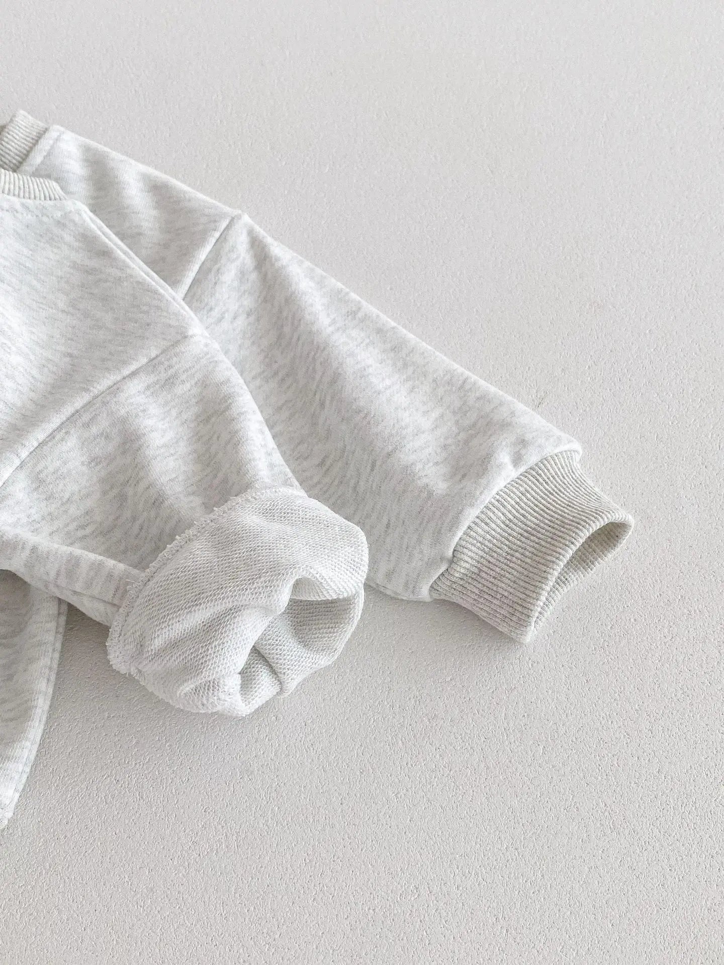 長袖セットアップ ベビーキッズセットアップ 2点セット レターロゴプリント長袖スウェットシャツ+ロングピンタックスウェットパンツ グレーグリーン