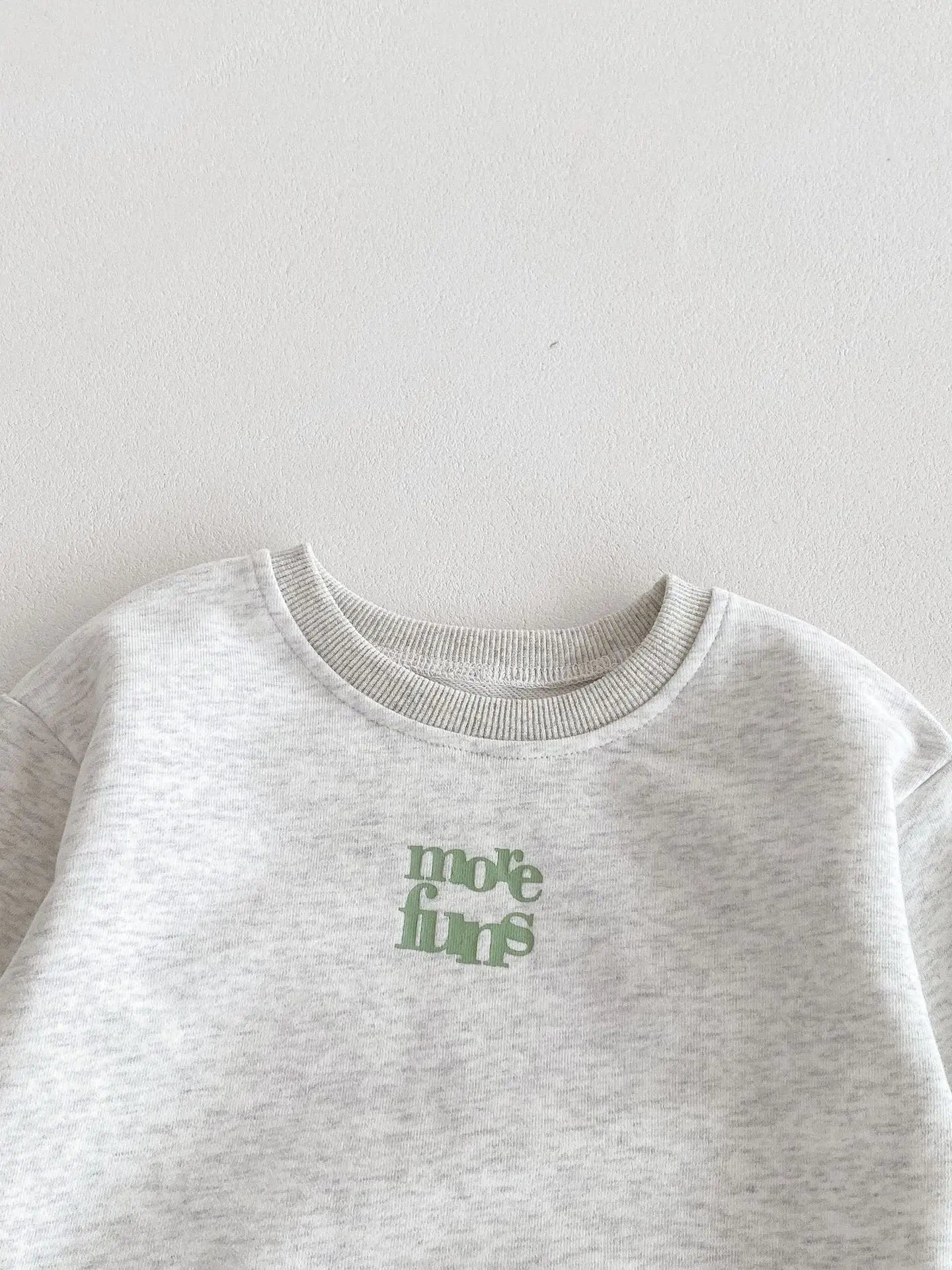 長袖セットアップ ベビーキッズセットアップ 2点セット レターロゴプリント長袖スウェットシャツ+ロングピンタックスウェットパンツ グレーグリーン