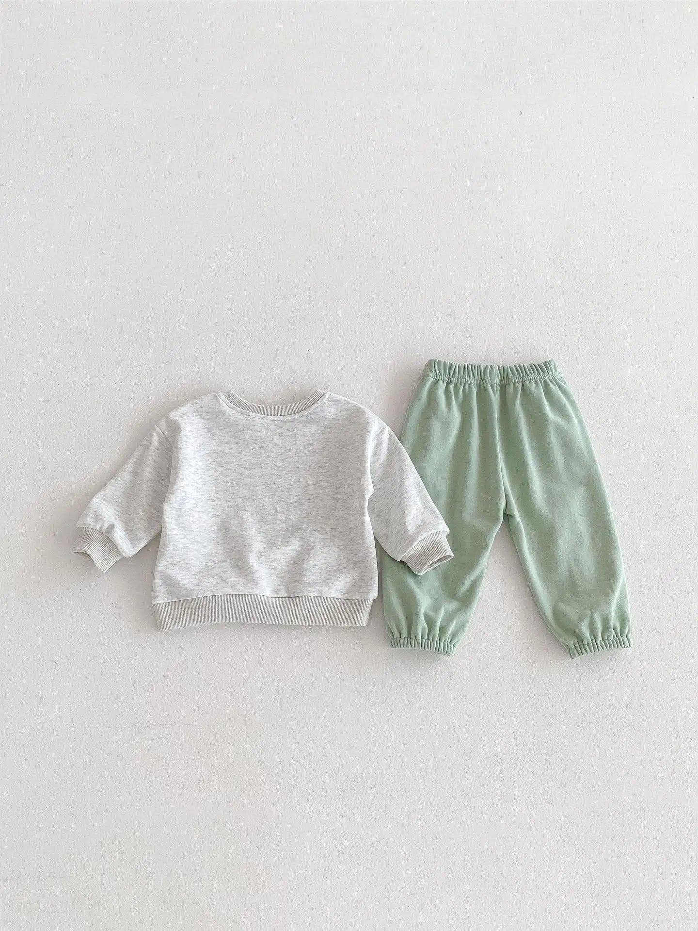 長袖セットアップ ベビーキッズセットアップ 2点セット レターロゴプリント長袖スウェットシャツ+ロングピンタックスウェットパンツ グレーグリーン