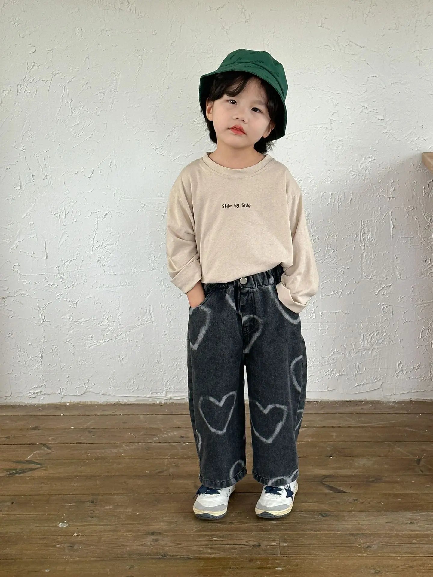 デニムパンツ キッズパンツ デニムパンツ 手書き風ハートプリント ワイドストレート ジーンズ ジーパン 2カラー