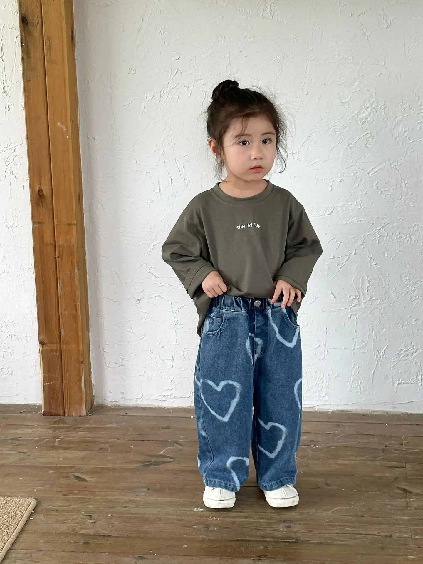 デニムパンツ キッズパンツ デニムパンツ 手書き風ハートプリント ワイドストレート ジーンズ ジーパン 2カラー