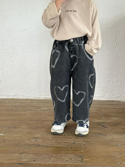 デニムパンツ キッズパンツ デニムパンツ 手書き風ハートプリント ワイドストレート ジーンズ ジーパン 2カラー