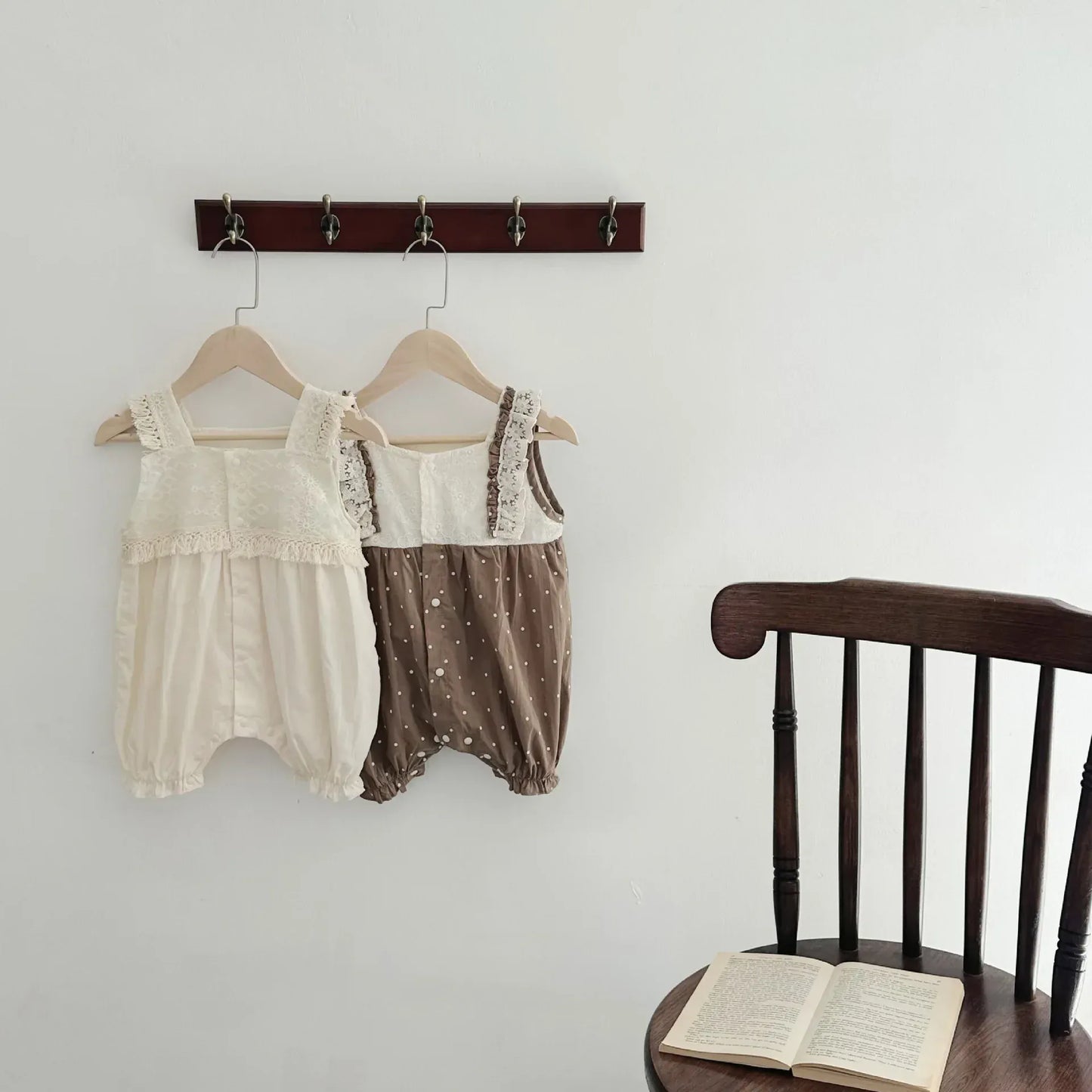 ノースリーブジャンプスーツ ベビージャンプスーツ レース フリル サスペンダーロンパース 2カラー