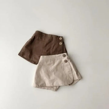 ラップ風キッズショートパンツ ブラウン/生成り、前ボタン付き