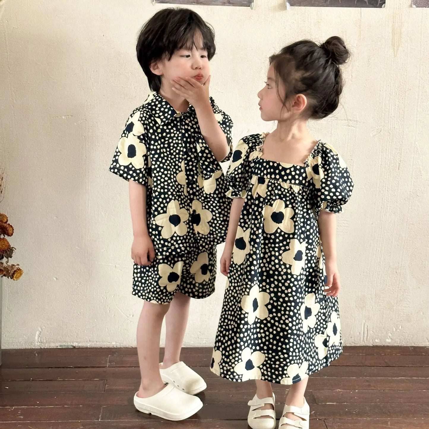 半袖セットアップ キッズセットアップ 2点セット/ワンピース ボーイズ半袖シャツ+ショートパンツ/ガールズ半袖パフスリーブワンピース 北欧風フラワープリント リンクコーデ 兄弟姉妹 お揃いコーデ