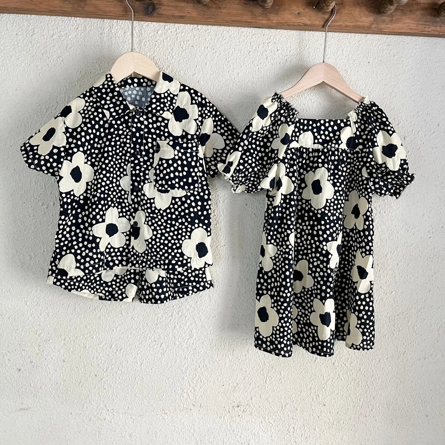 半袖セットアップ キッズセットアップ 2点セット/ワンピース ボーイズ半袖シャツ+ショートパンツ/ガールズ半袖パフスリーブワンピース 北欧風フラワープリント リンクコーデ 兄弟姉妹 お揃いコーデ