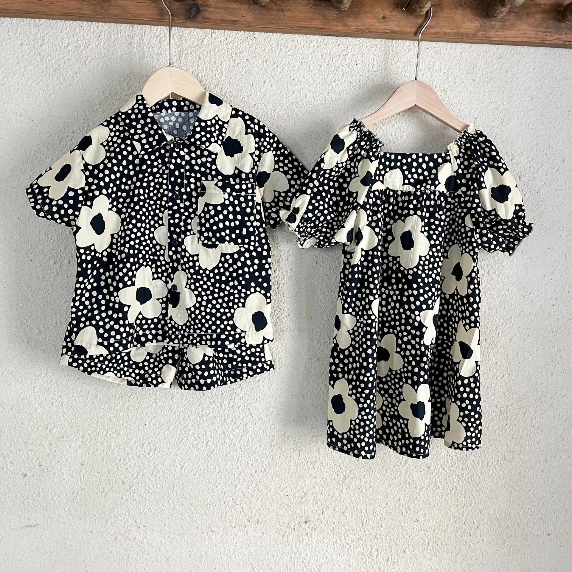半袖セットアップ キッズセットアップ 2点セット/ワンピース ボーイズ半袖シャツ+ショートパンツ/ガールズ半袖パフスリーブワンピース 北欧風フラワープリント リンクコーデ 兄弟姉妹 お揃いコーデ