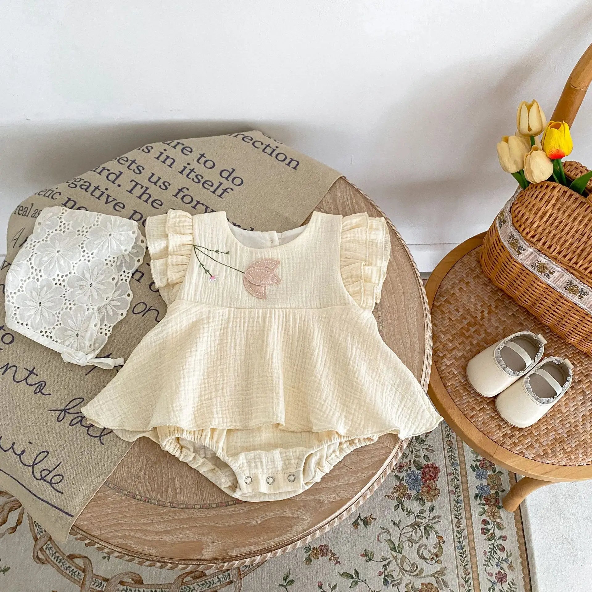 半袖ロンパース ベビーロンパース ラッフルフリル袖スカートボディスーツ フラワー花柄刺繍 2カラー