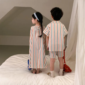 半袖セットアップ キッズセットアップ 2点セット/ワンピース ボーイズ半袖シャツ+ショートパンツ/ガールズノースリーブワンピース カラフルストライプ リンクコーデ 兄弟姉妹 お揃いコーデ