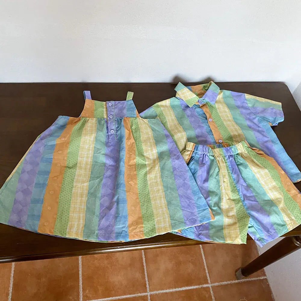 半袖セットアップ キッズセットアップ 2点セット/ワンピース ボーイズ半袖シャツ+ハーフパンツ/ガールズノースリーブワンピース カラフルストライプ リンクコーデ 兄弟姉妹お揃いコーデ