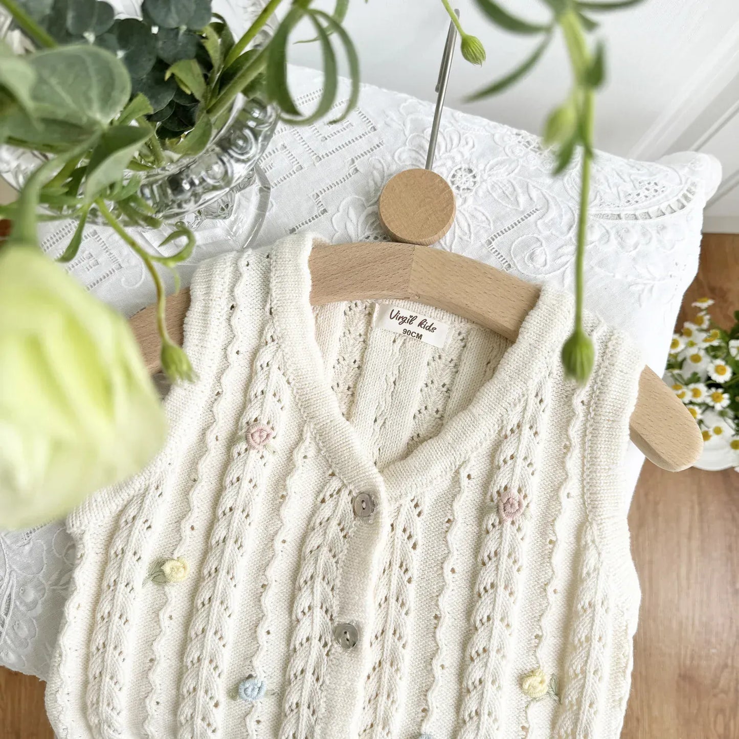 ベスト キッズベスト レースニット 前あきベスト ノースリーブトップス フラワー花柄刺繍 ベージュ/スカイブルー/2カラー