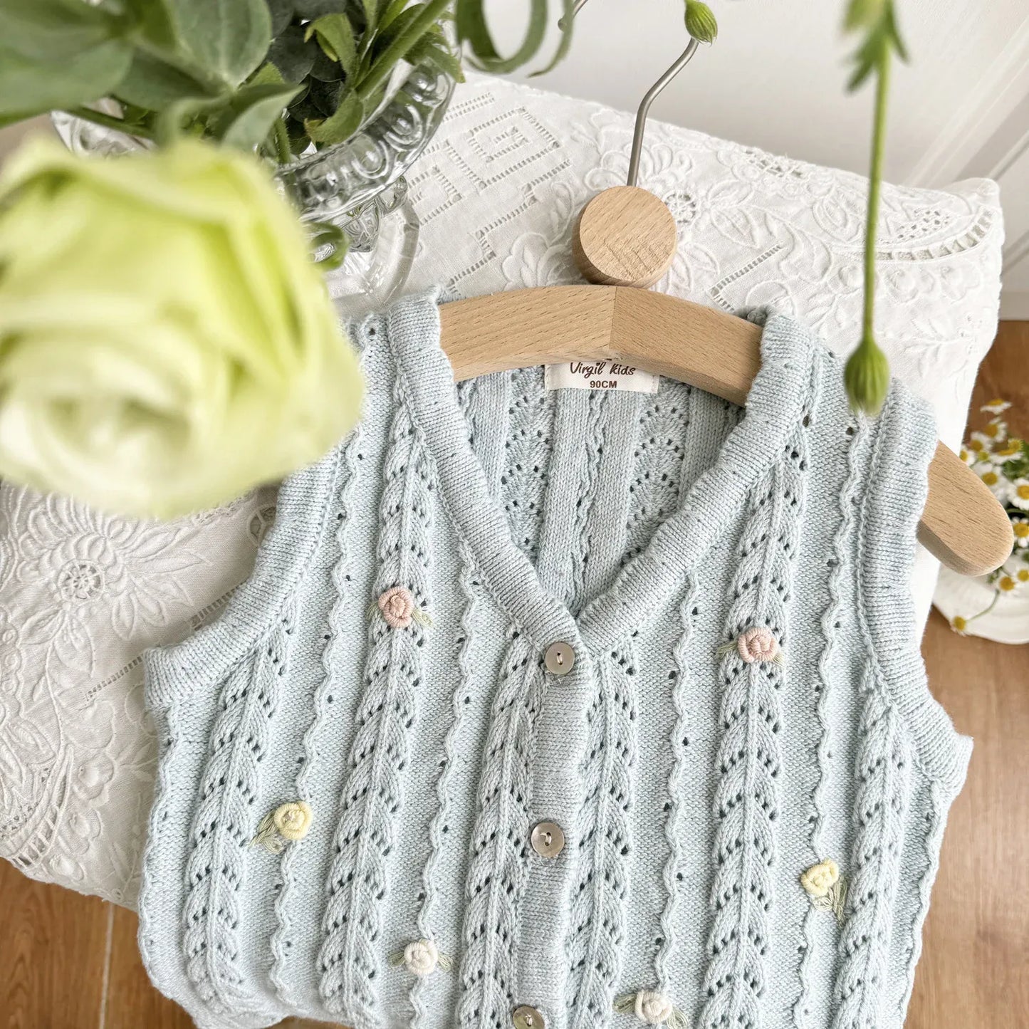 ベスト キッズベスト レースニット 前あきベスト ノースリーブトップス フラワー花柄刺繍 ベージュ/スカイブルー/2カラー