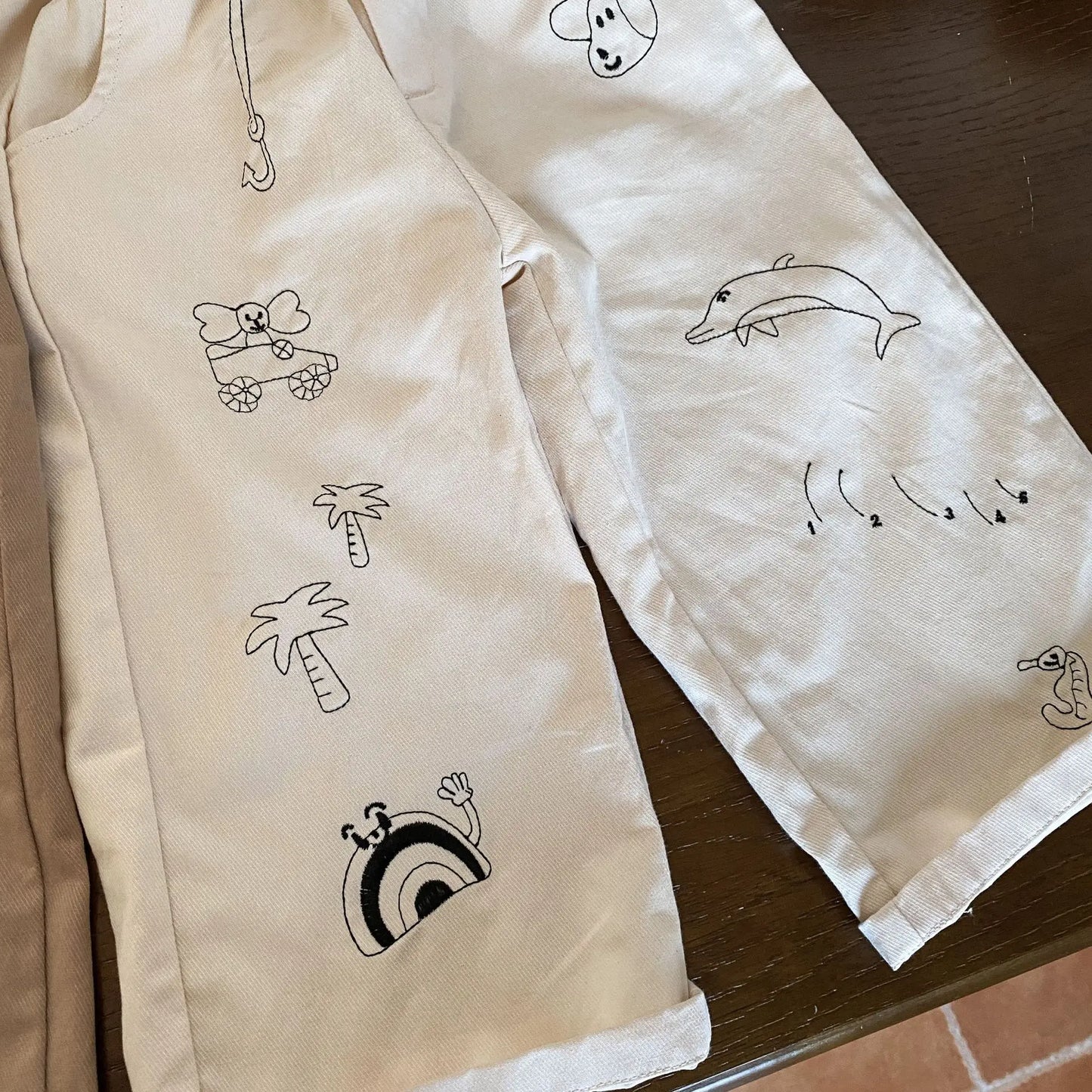 ロングパンツ・スウェットパンツ キッズパンツ ルーズストレートロングパンツ アニマルお絵描き刺繍 カーキ/ベージュ/2カラー