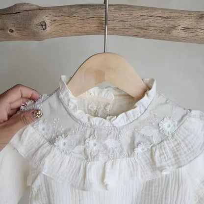ベビー用長袖ロンパース、レース刺繍のフリル襟と前面装飾、肩のボタンあり