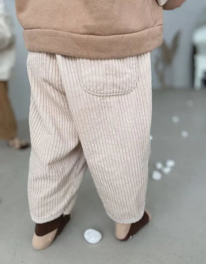 キッズ用コーデュロイパンツ ロング丈、膝パッチ付きのゆったりシルエット