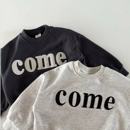 キッズスウェットシャツ（黒系）comeロゴ刺繍アップ、クルーネック長袖