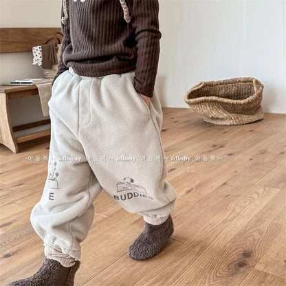 裏フリースのベージュキッズスウェットパンツ 総ゴムウエスト、裾リブ、BUDDIESプリント