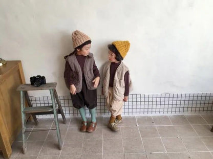 キッズ用ベストを着た男の子、前開きボタンのポケットベストコーデ