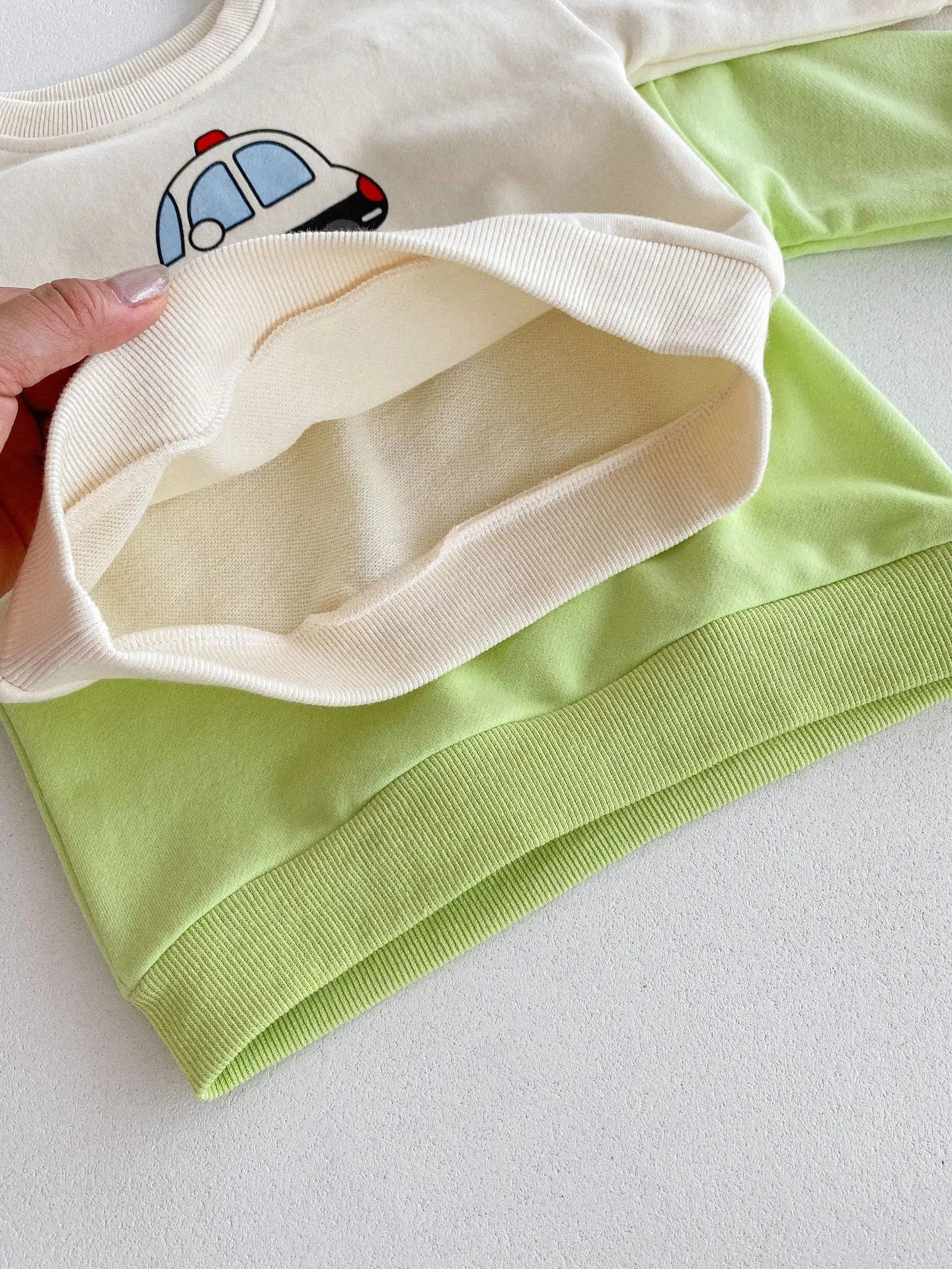 長袖セットアップ ベビーキッズセットアップ 2点セット パトカー/バス乗り物プリント長袖スウェットシャツ+ロングスウェットパンツ 2カラー