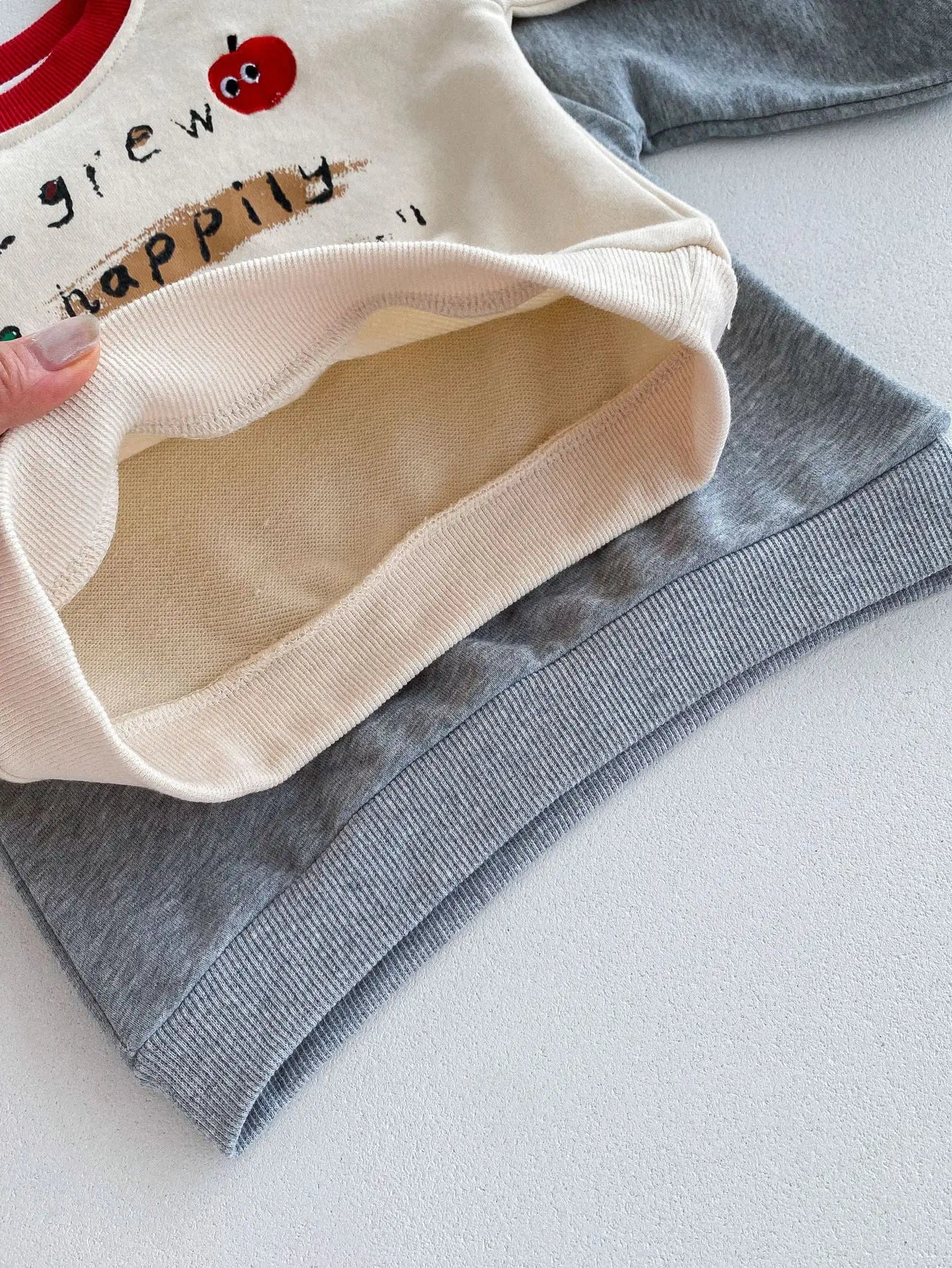 長袖セットアップ ベビーキッズセットアップ 2点セット スウェットシャツ+スウェットパンツ りんごアップルレターロゴプリント 2カラー