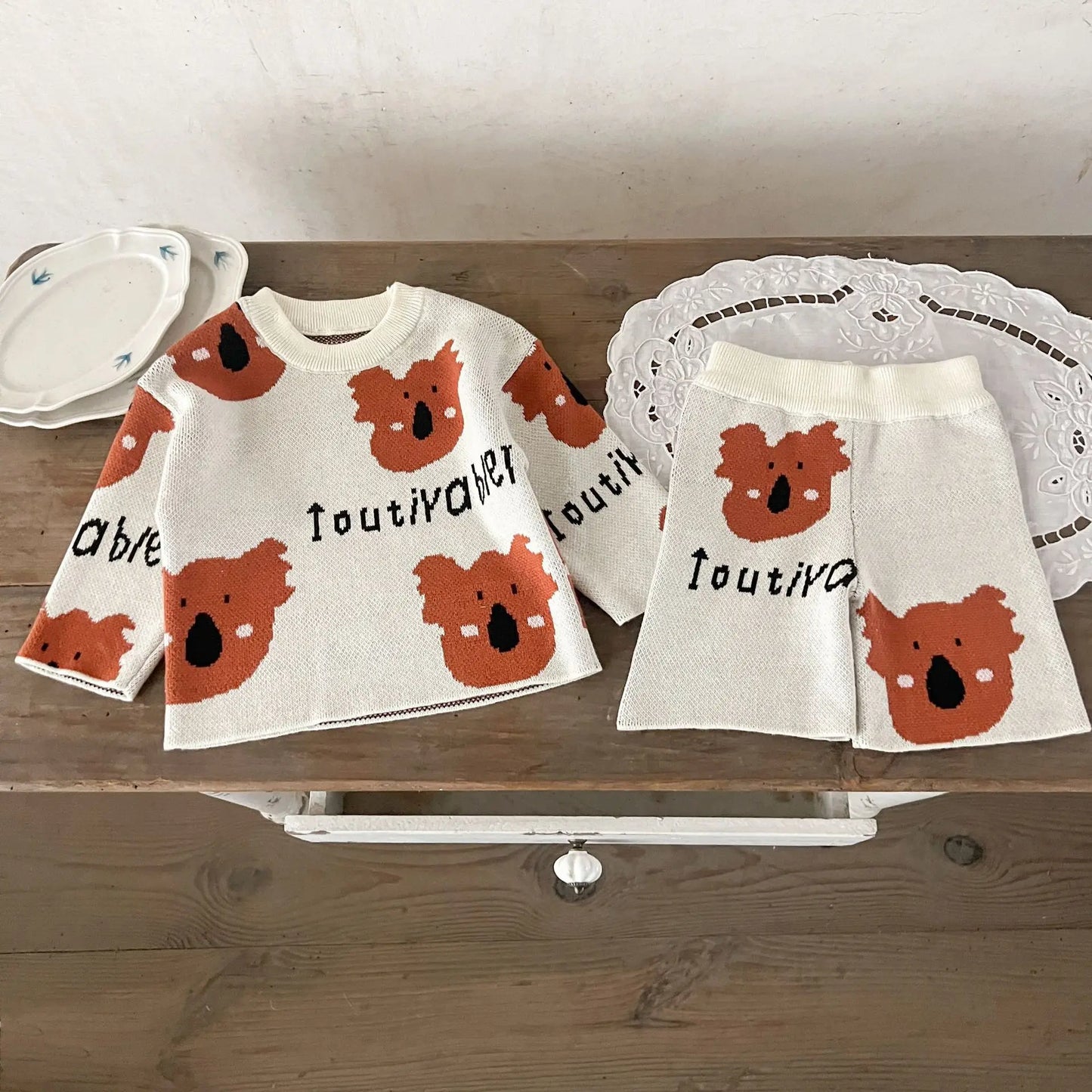 長袖セットアップ ベビーセットアップ 2点セット コアラ柄ニット長袖セータートップス+ニットハーフパンツ 2カラー【mh0007092】