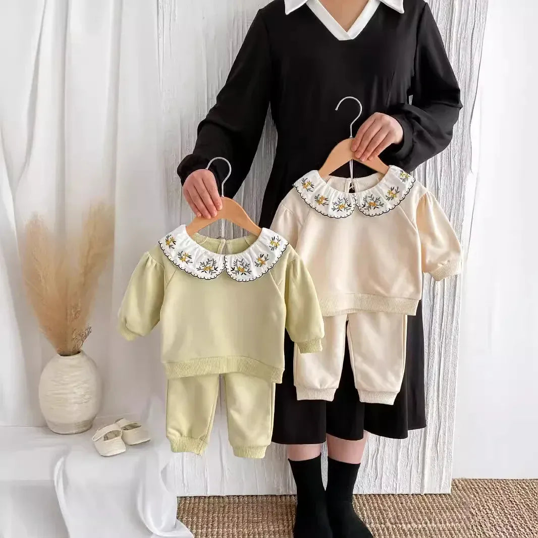 長袖セットアップ ベビーキッズセットアップ 2点セット フラワー刺繍襟長袖スウェットシャツ+ロングスウェットパンツ 2カラー【mh0007178】