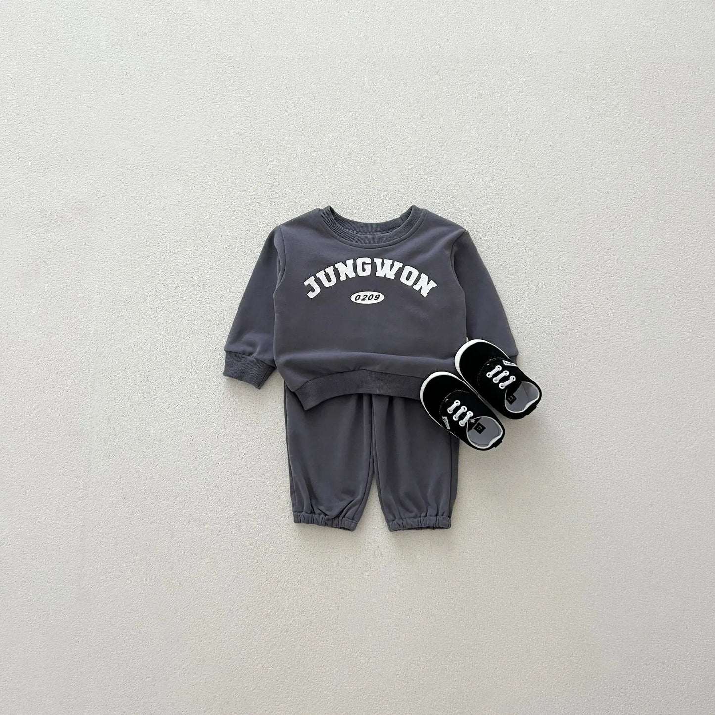 長袖セットアップ ベビーキッズセットアップ 2点セット レターロゴスウェットシャツ+スウェットパンツ 2カラー【mh0007229】