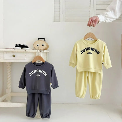 長袖セットアップ ベビーキッズセットアップ 2点セット レターロゴスウェットシャツ+スウェットパンツ 2カラー【mh0007229】