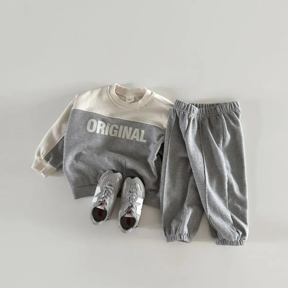 長袖セットアップ キッズセットアップ 2点セット レターロゴプリントパッチワーク長袖スウェットシャツ+スウェットロングパンツ 2カラー【mh0007507】