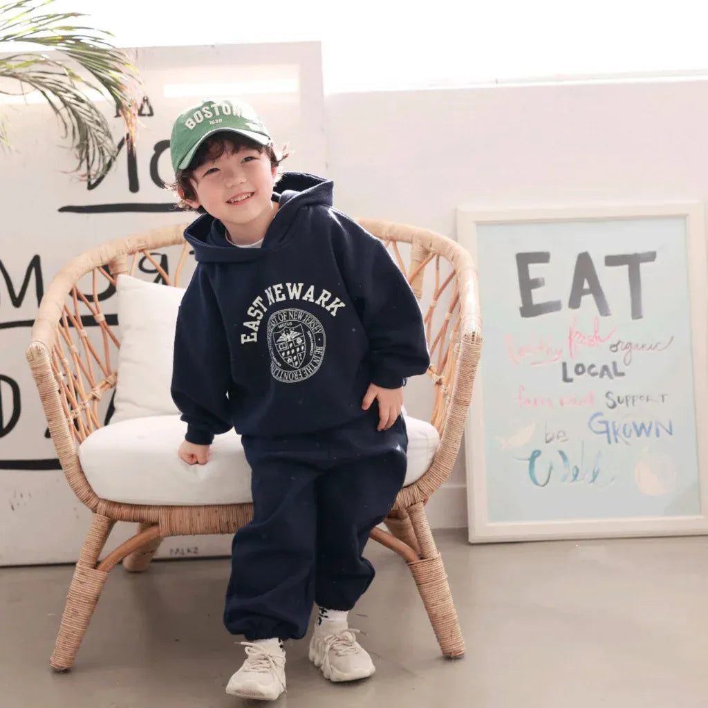 長袖セットアップ キッズセットアップ 2点セット カレッジ風プリントロゴフーディ長袖スウェットシャツ+スウェットロングパンツ 2カラー【mh0007509】