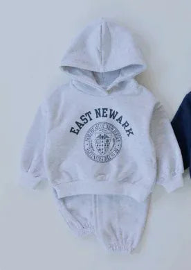 長袖セットアップ キッズセットアップ 2点セット カレッジ風プリントロゴフーディ長袖スウェットシャツ+スウェットロングパンツ 2カラー【mh0007509】