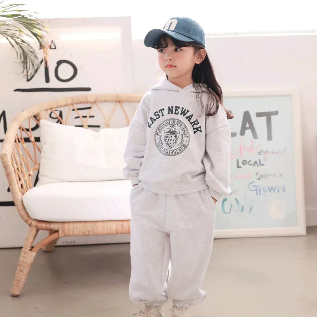 長袖セットアップ キッズセットアップ 2点セット カレッジ風プリントロゴフーディ長袖スウェットシャツ+スウェットロングパンツ 2カラー【mh0007509】