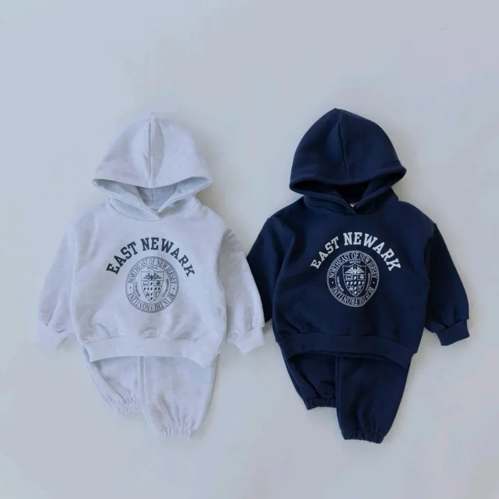 長袖セットアップ キッズセットアップ 2点セット カレッジ風プリントロゴフーディ長袖スウェットシャツ+スウェットロングパンツ 2カラー【mh0007509】