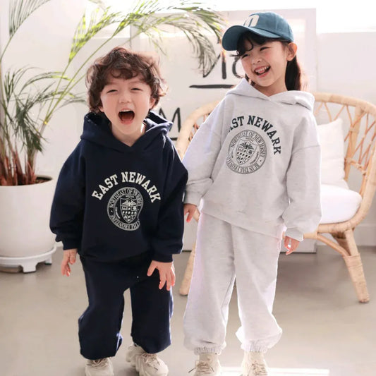 長袖セットアップ キッズセットアップ 2点セット カレッジ風プリントロゴフーディ長袖スウェットシャツ+スウェットロングパンツ 2カラー【mh0007509】