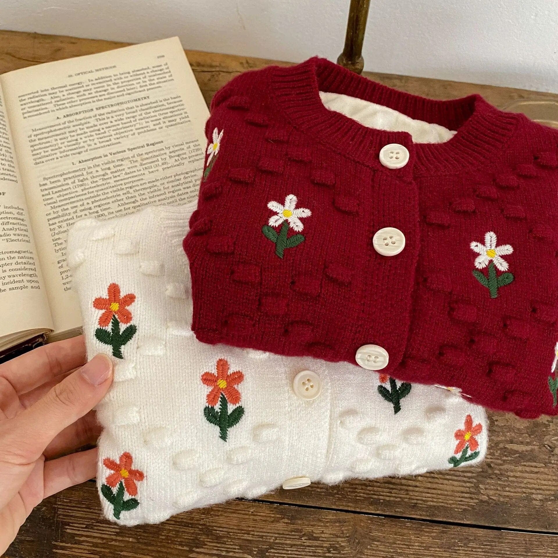 カーディガン・パーカー ベビーカーディガン ニットジャケット フラワー 花柄刺繍 裏フリース レッド ベージュ 2カラー ガールズ 女の子 子供服 4134D