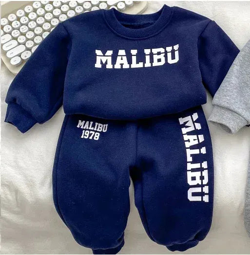 長袖セットアップ ベビーキッズセットアップ 2点セット MALIBUロゴ裏フリース長袖スウェットシャツ+スウェットパンツ 2カラー【mh0007456】