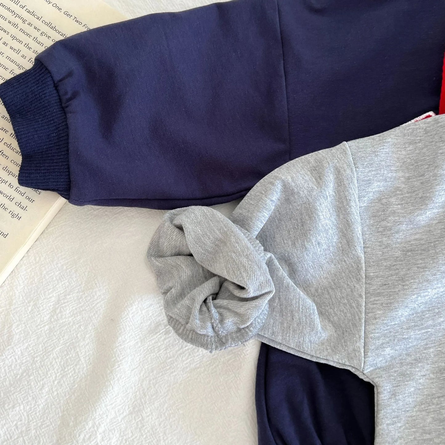 長袖ロンパース ベビーロンパース 長袖フーディボディスーツ レターロゴ刺繍 ポケット ブルー グレー 2カラー【mh0003782】