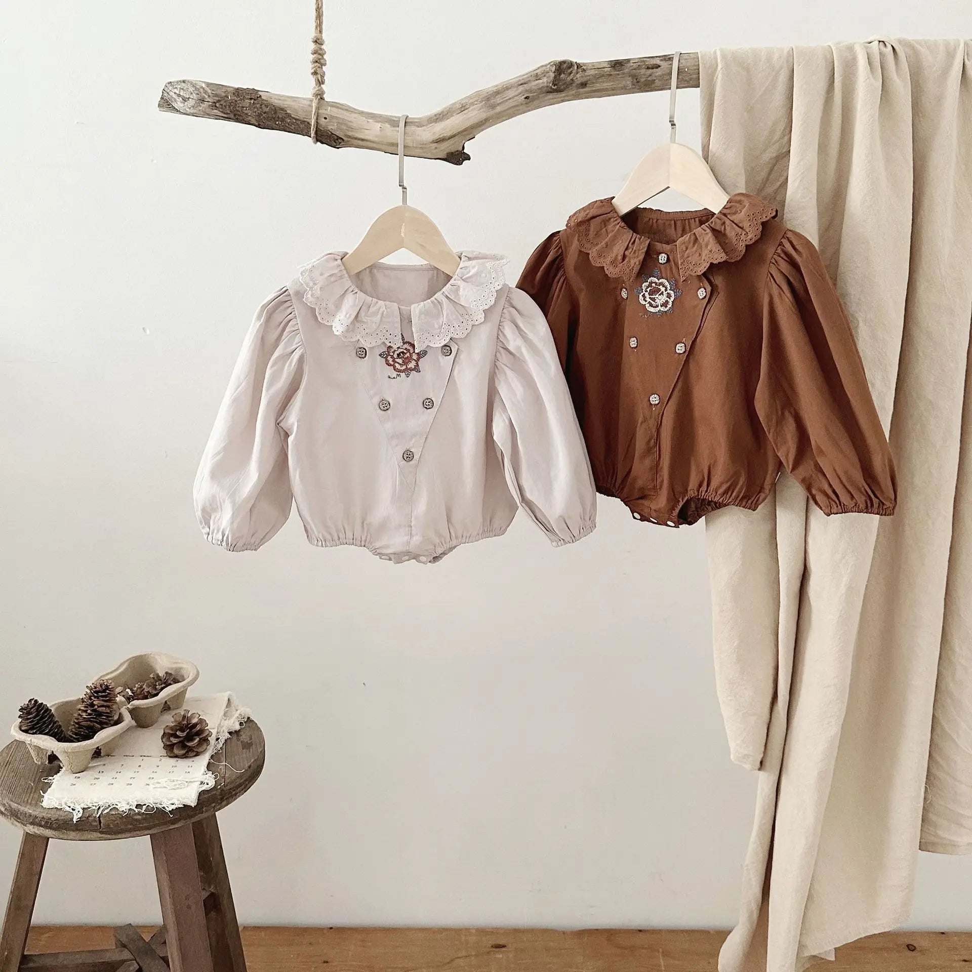 長袖ロンパース ベビーロンパース 長袖パフスリーブボディスーツ レース襟 フラワー花柄刺繍 2カラー【mh0004639】