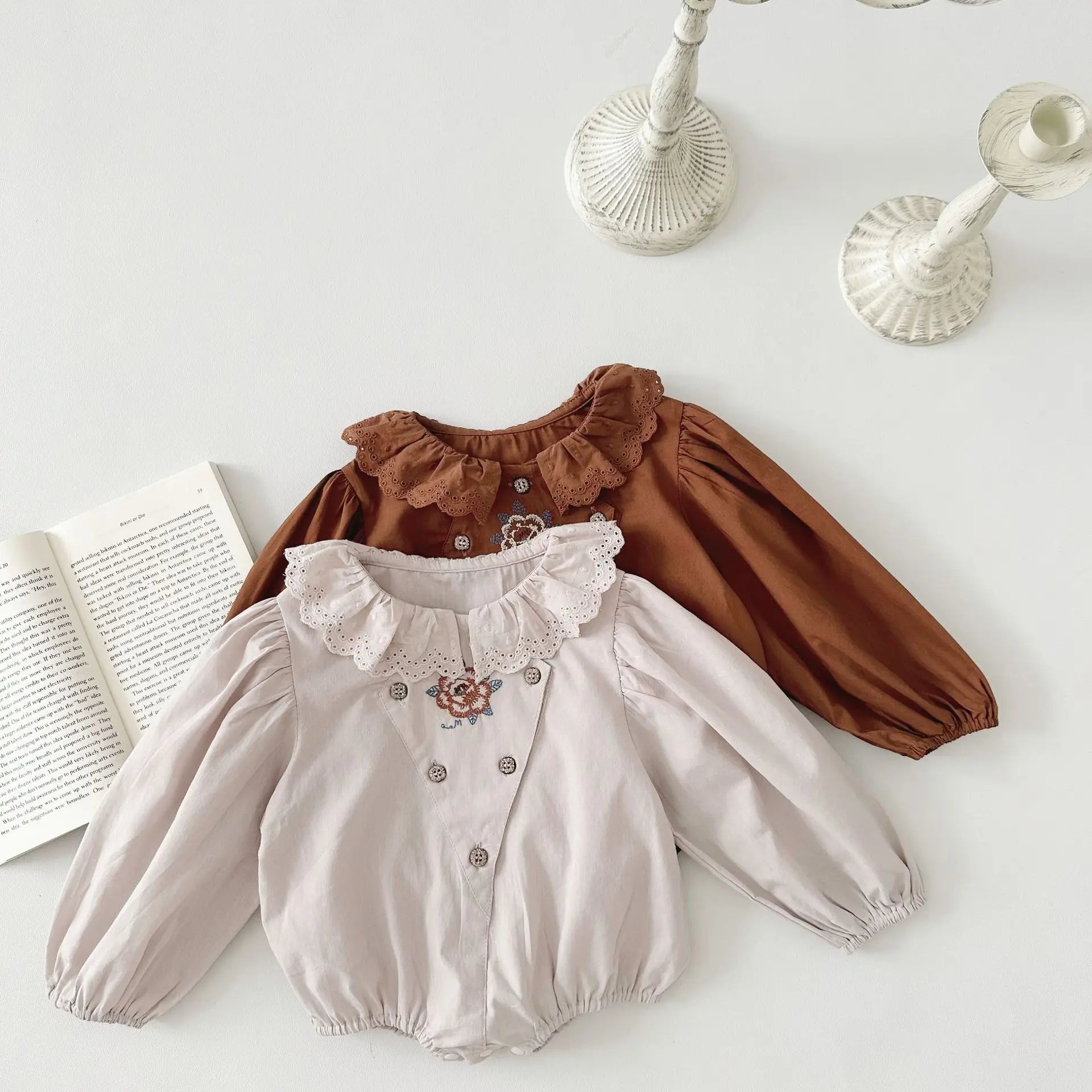 長袖ロンパース ベビーロンパース 長袖パフスリーブボディスーツ レース襟 フラワー花柄刺繍 2カラー【mh0004639】