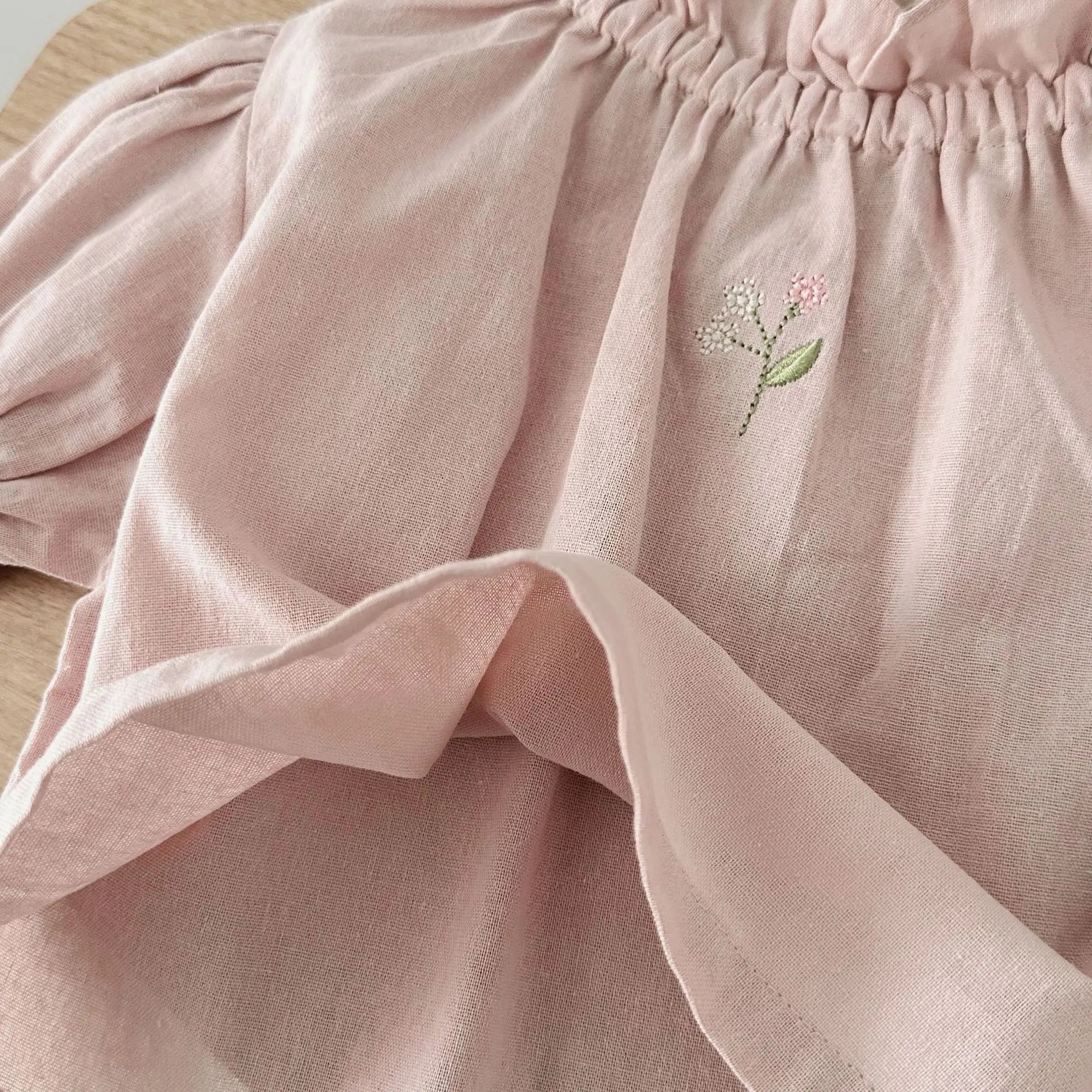 半袖シャツ・ブラウス ベビートップス 半袖パフスリーブ スタンドフリルカラーブラウス どんぐり刺繍ワンポイント 2カラー【mh0005463】