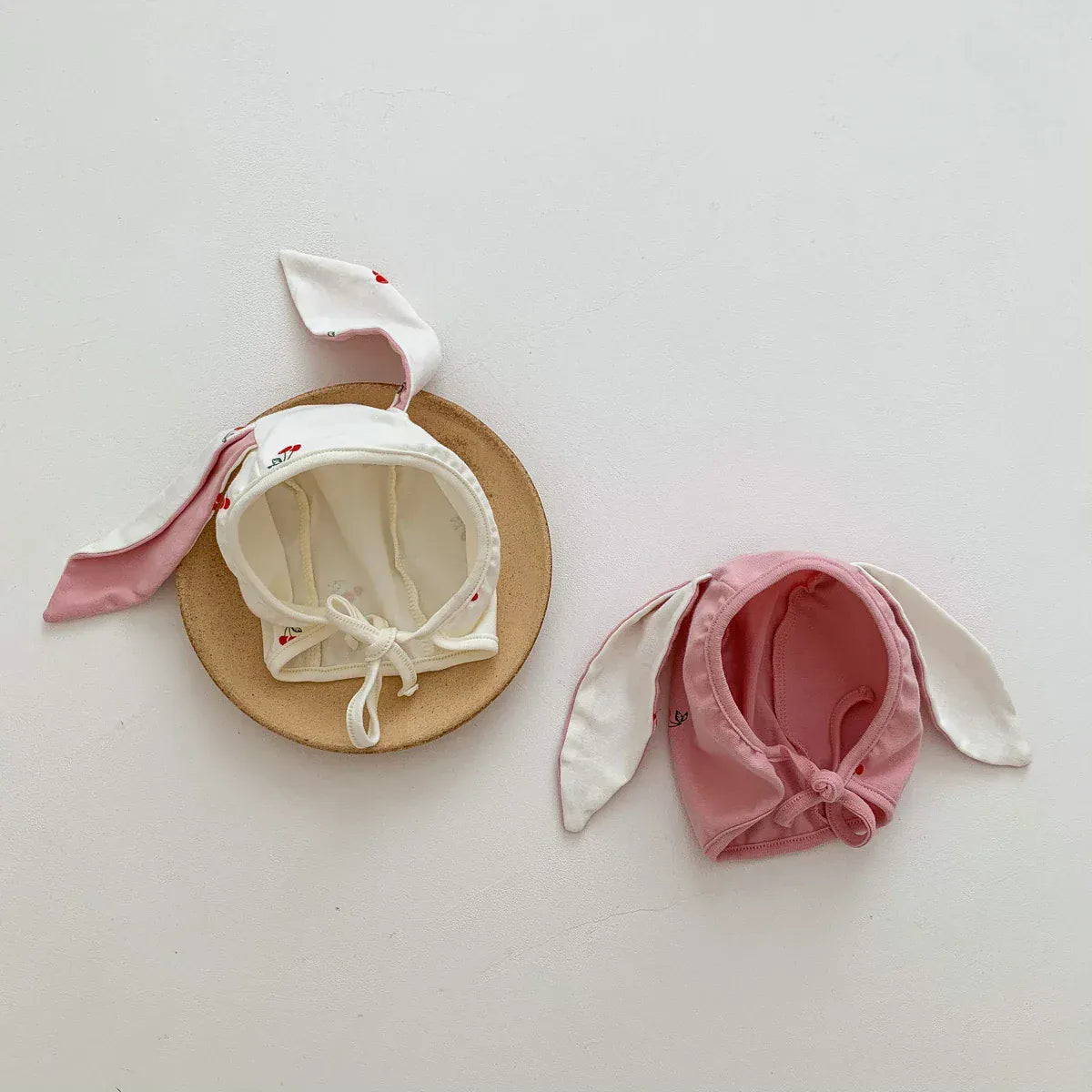 半袖ロンパース ベビーロンパース うさ耳帽子セット 半袖フリルカラーボディスーツ 耳付きボンネット チェリーさくらんぼプリント 2カラー【mh0006072】