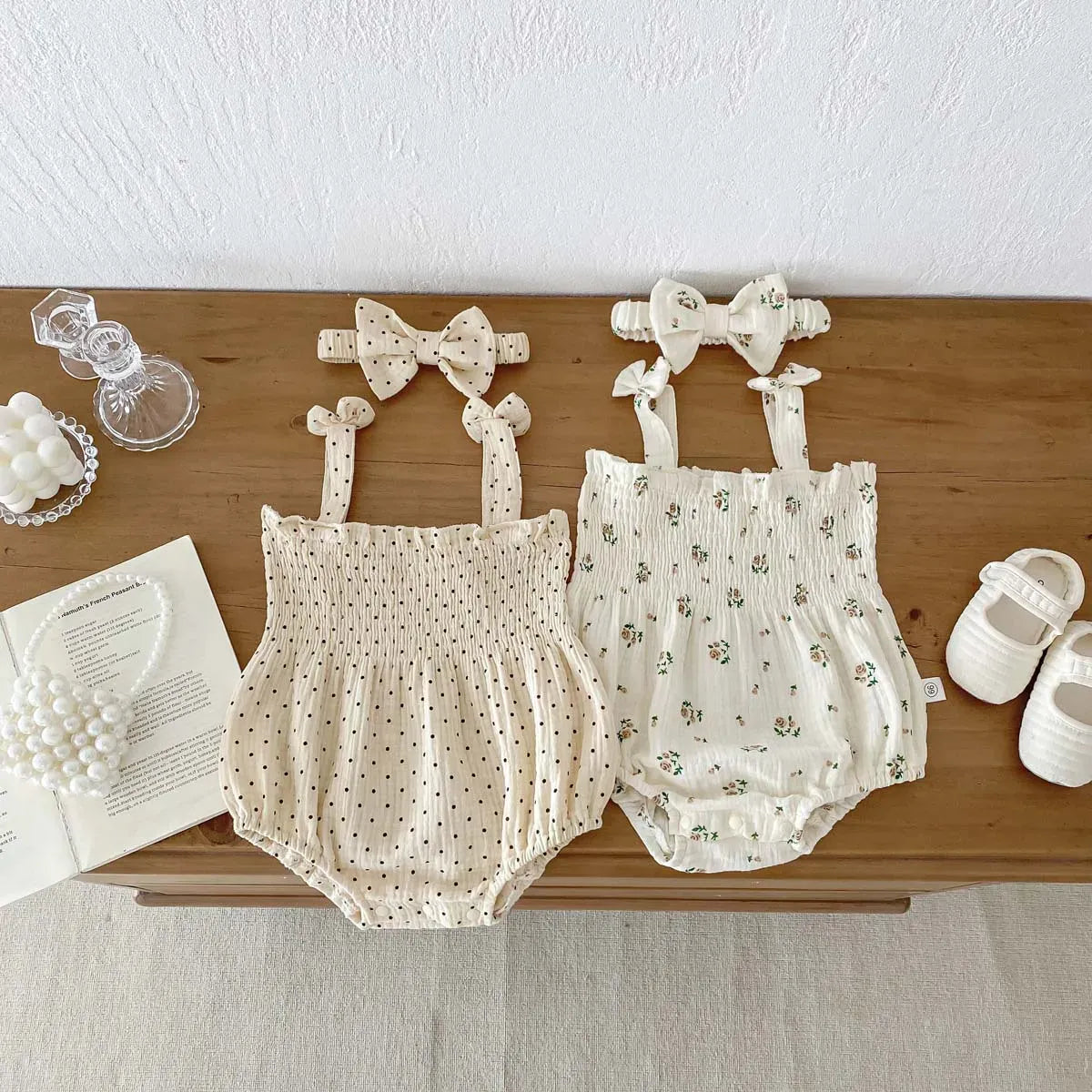 ノースリーブロンパース ベビーロンパース ヘアバンドセット キャミソールシャーリングボディスーツ リボンヘッドバンド フラワー花柄/水玉ドット 2カラー【mh0006195】
