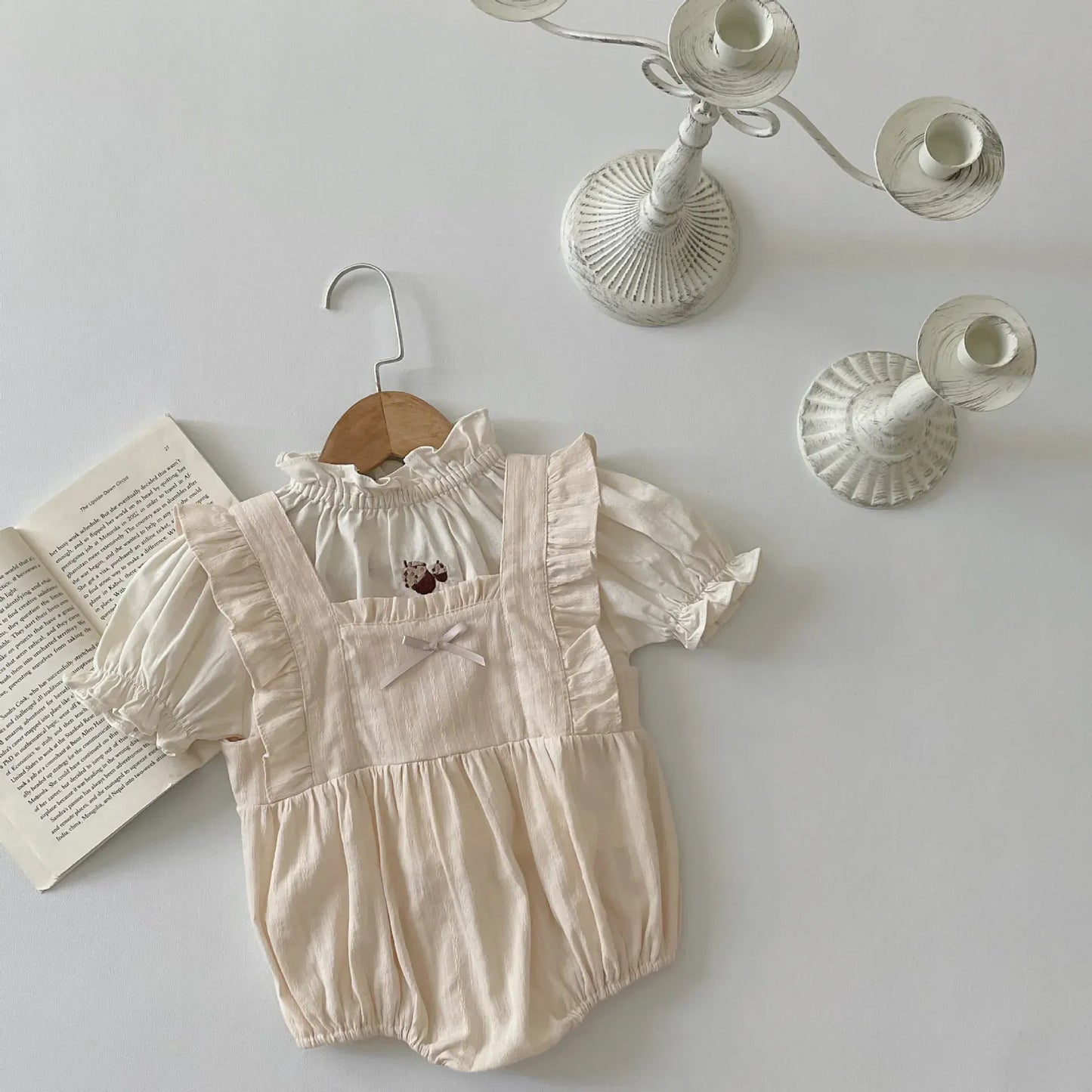 ノースリーブロンパース ベビーロンパース フリル ノースリーブ リボンボディスーツ 2カラー【mh0006297】