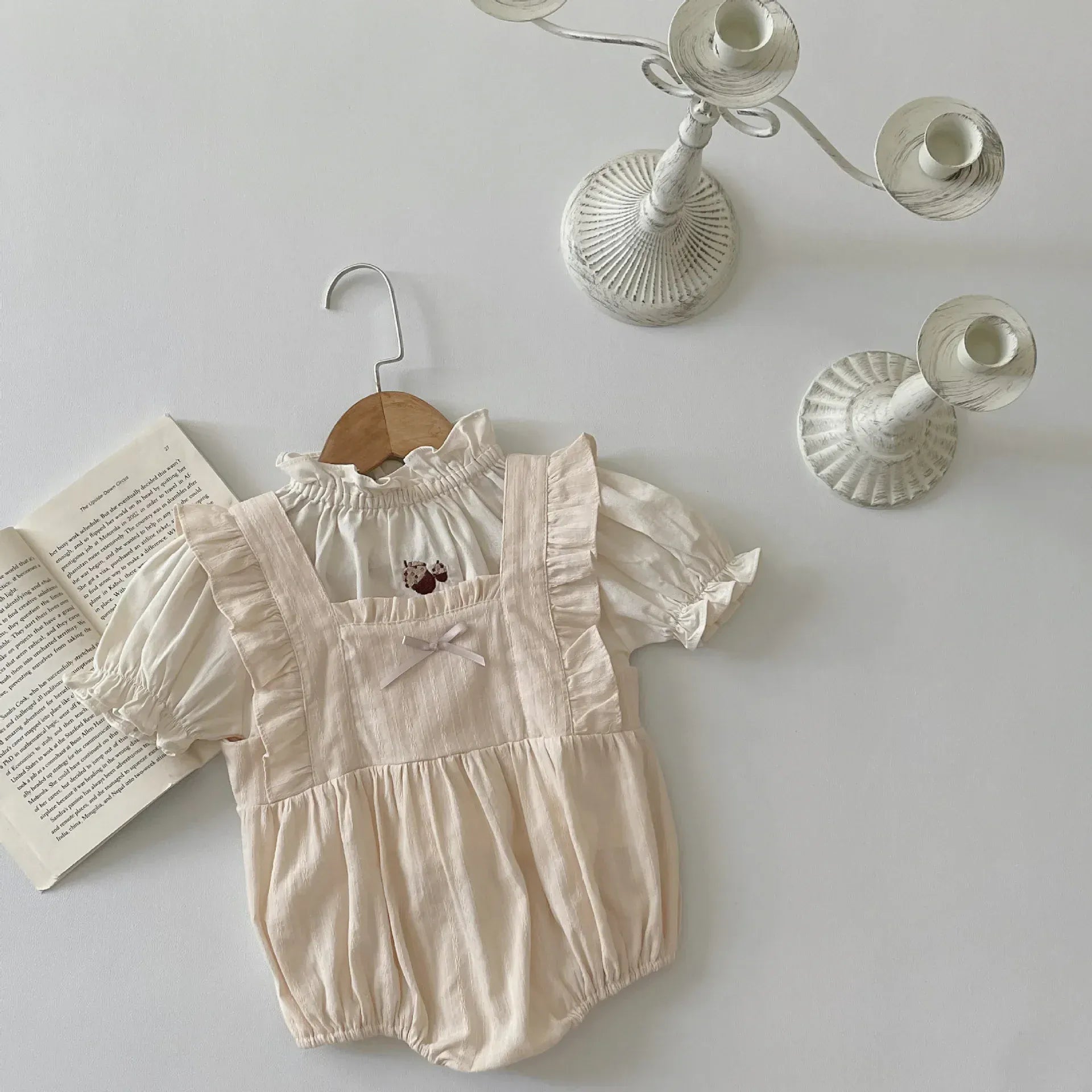 ノースリーブロンパース ベビーロンパース フリル ノースリーブ リボンボディスーツ 2カラー【mh0006297】