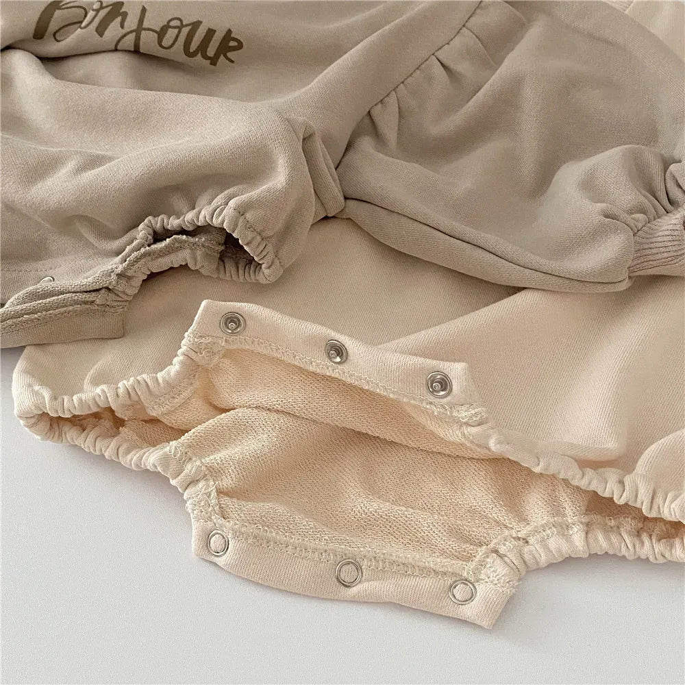 長袖ロンパース ベビーロンパース 長袖パフスリーブボディスーツ レターロゴ刺繍 目玉焼きヘアパンドセット 2カラー【mh0006375】