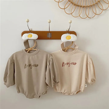 長袖ロンパース ベビーロンパース 長袖パフスリーブボディスーツ レターロゴ刺繍 目玉焼きヘアパンドセット 2カラー【mh0006375】