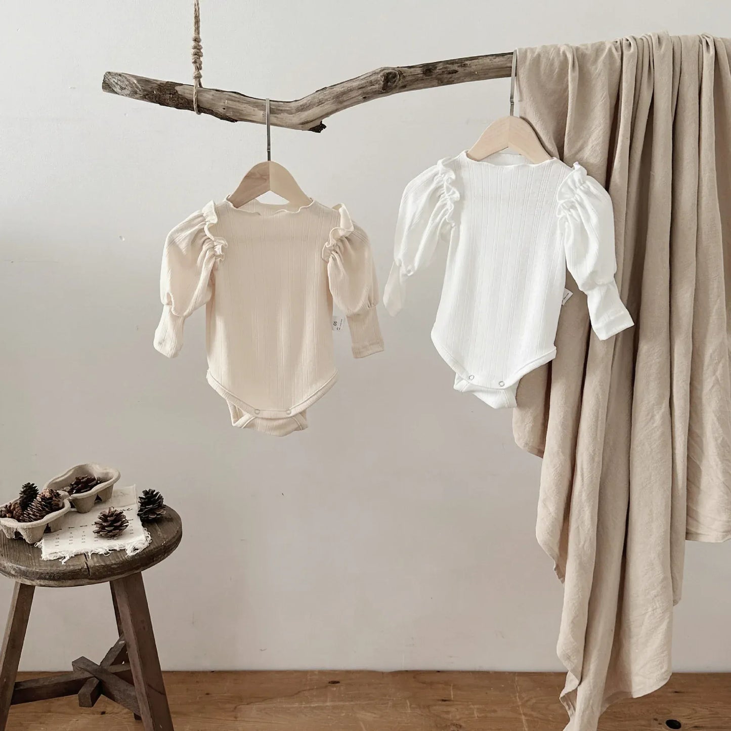 長袖ロンパース ベビーロンパース 長袖パフスリーブボディスーツ ショルダーフリル 2カラー【mh0006393】