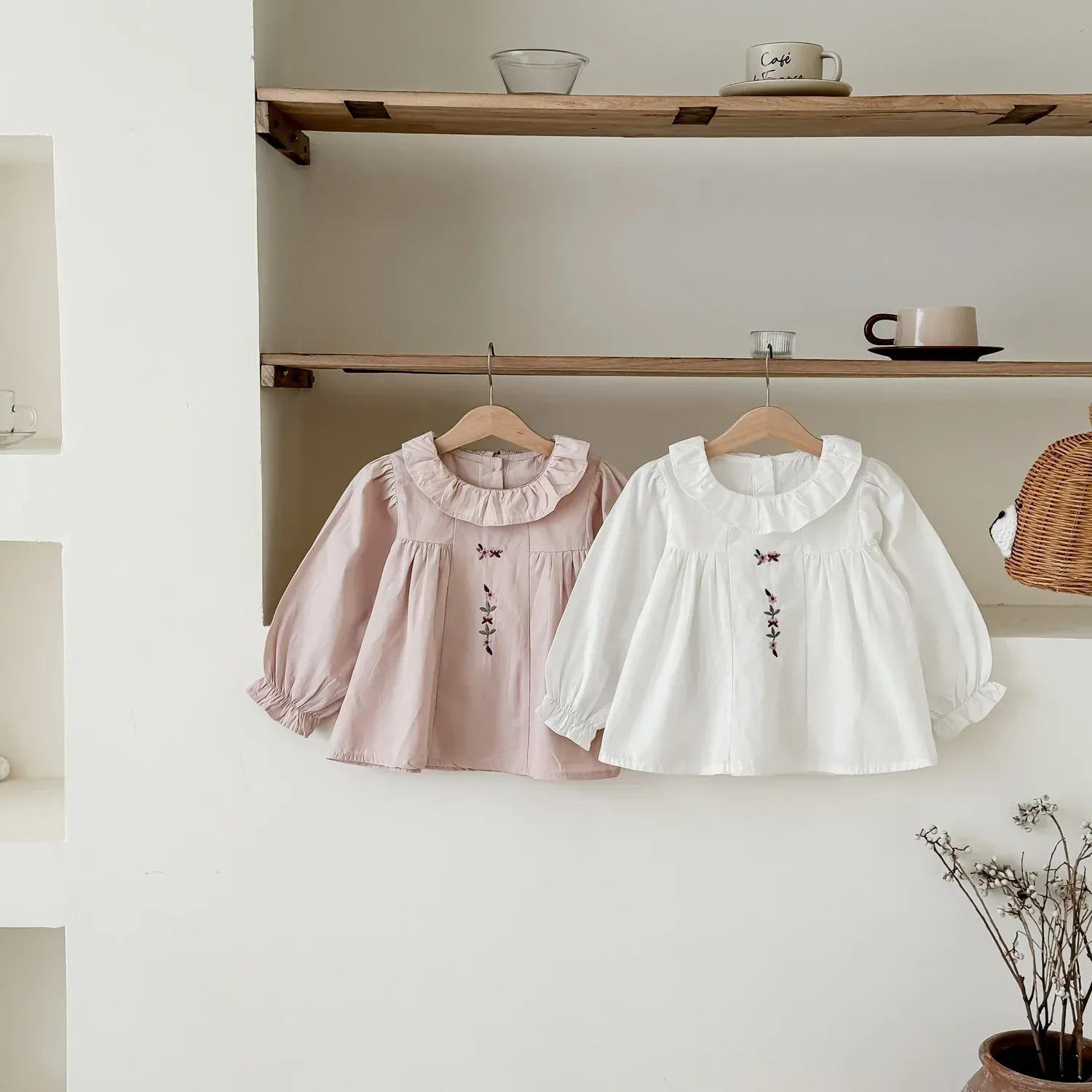 長袖シャツ・ブラウス キッズトップス サークルフリル襟刺繍ワンポイント長袖チュニックブラウス 2カラー【mh0006742】